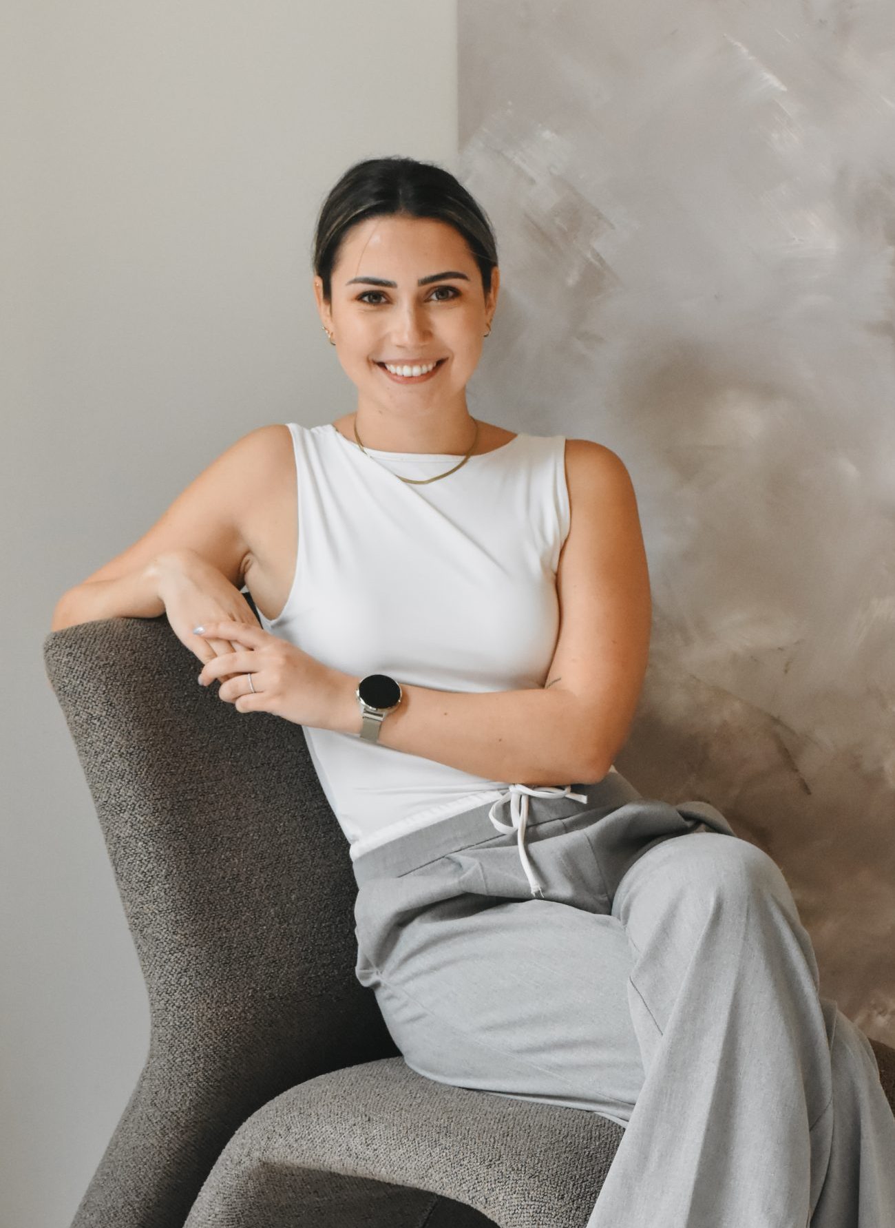 Sylke Preud’homme, virtual assistant, portretfoto in moderne stoel