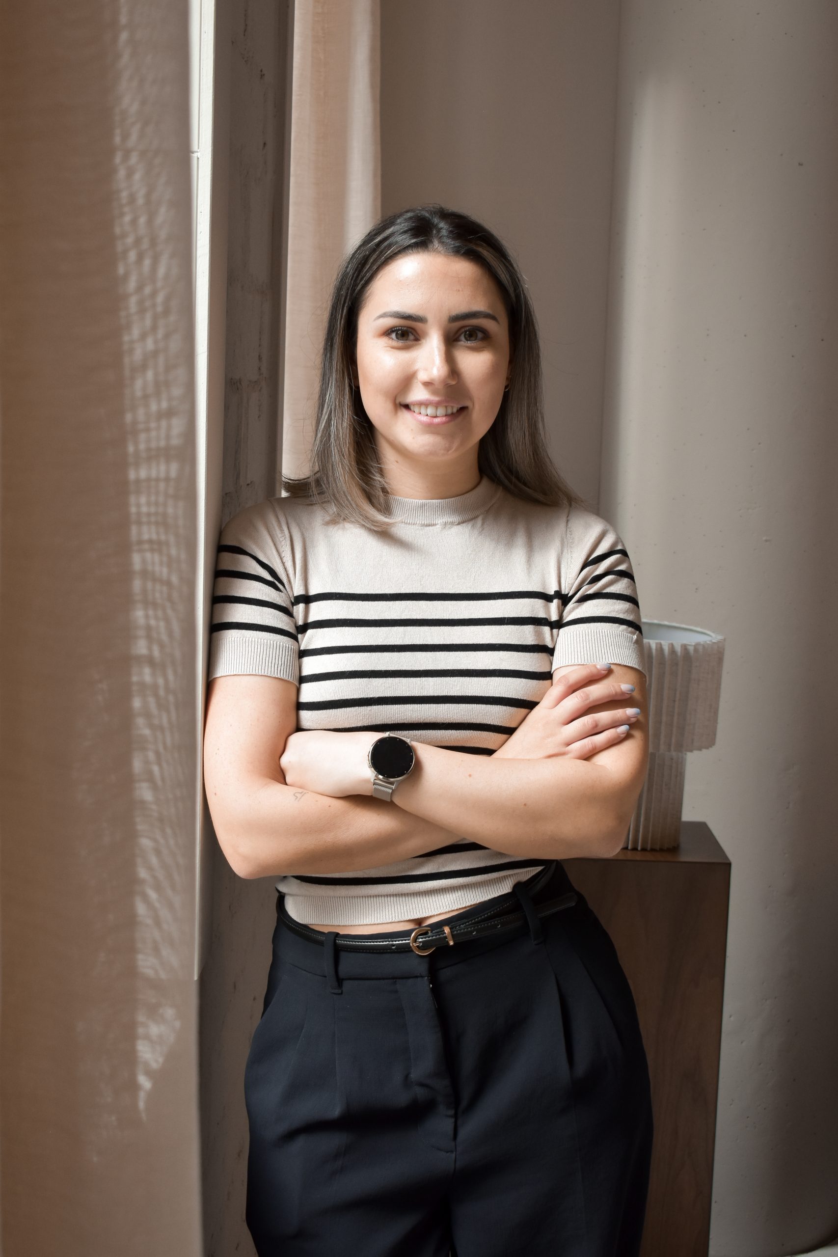 Sylke Preud’homme, virtual assistant, portret met armen gekruist bij raam