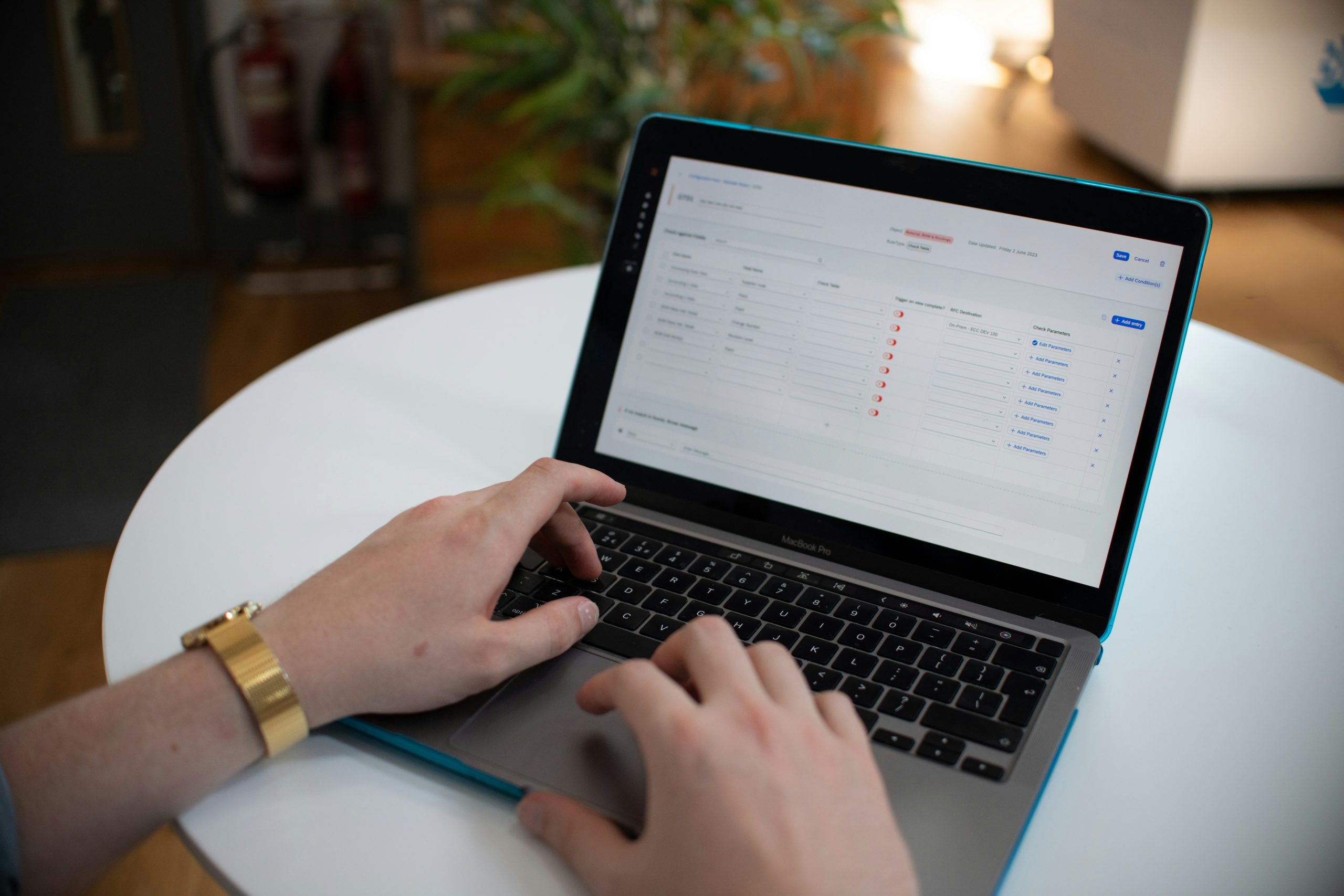 Laptop met softwaredashboard dat technische ondersteuning, koppelingen en automatisaties illustreert.