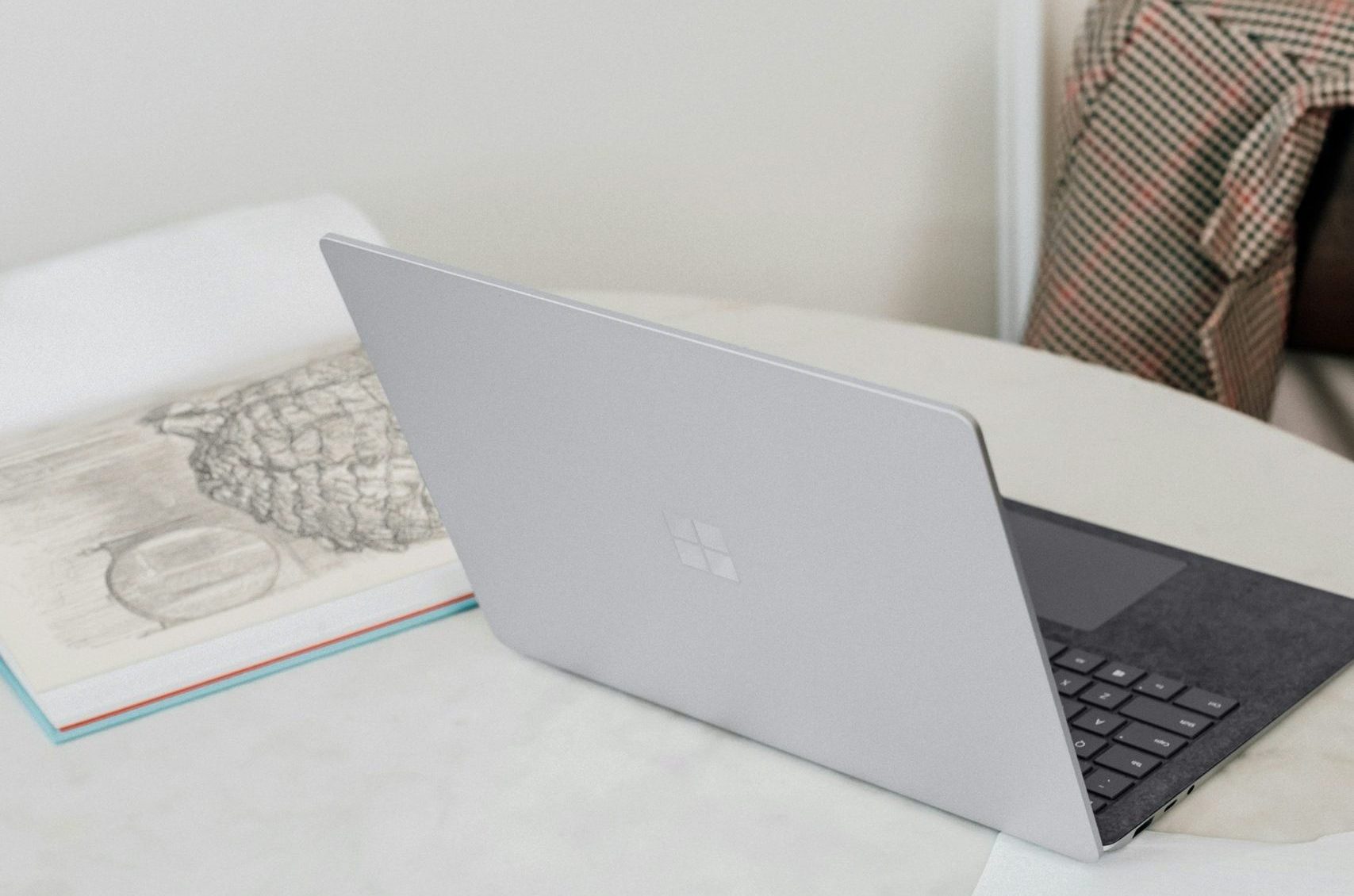 Opgeruimde werkplek met laptop, ideaal voor administratieve ondersteuning en planning.