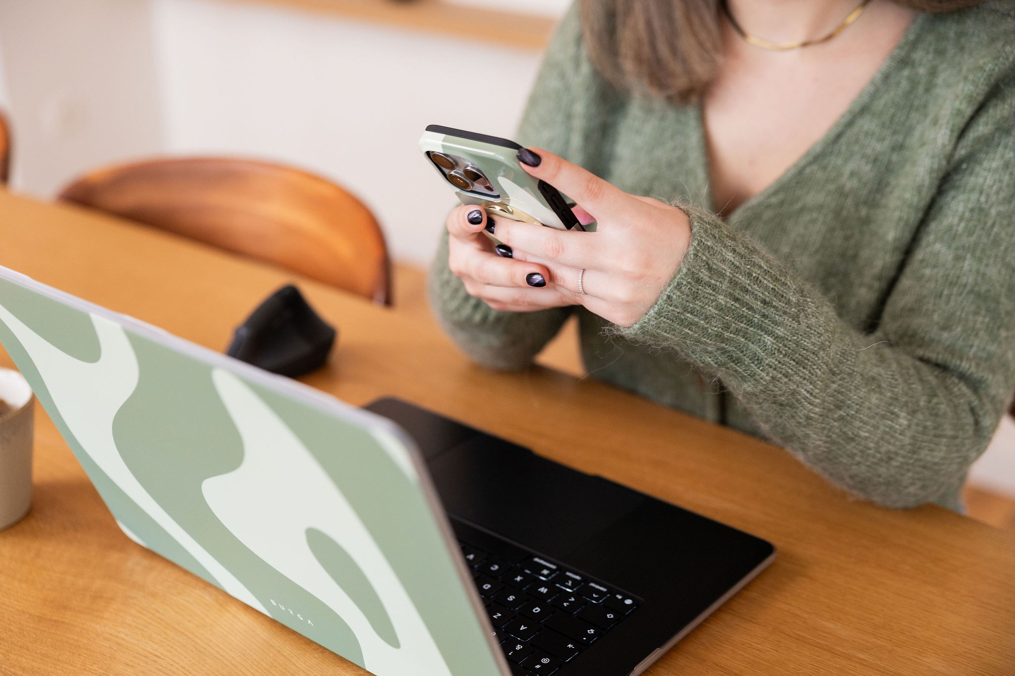 Strakke werkplek met een open laptop waarop een digitale interface zichtbaar is, een combinatie van administratieve en technische workflows.