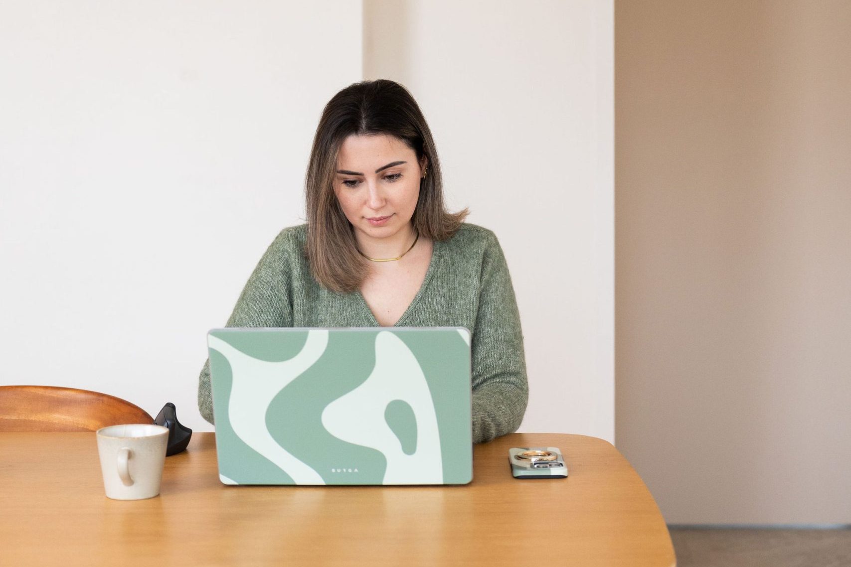 Sylke op haar werkplek met laptop en bureau-accessoires, tijdens backoffice en administratieve ondersteuning.