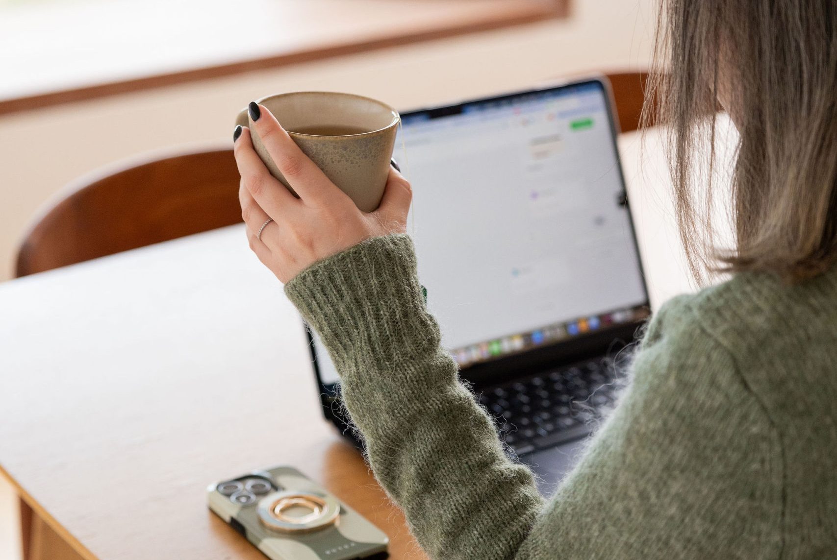 Sylke op haar werkplek met laptop en bureau-accessoires, tijdens backoffice en administratieve ondersteuning.