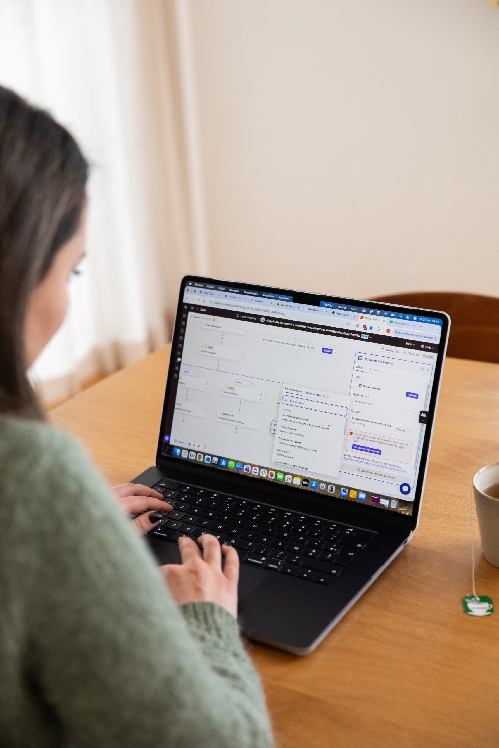 Sylke, virtual assistant, gefocust aan het werk achter haar laptop